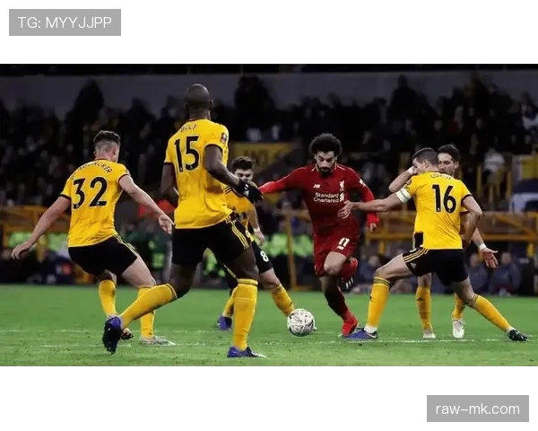 英超热门事件：争冠与保级形势胶着，多队表现走势清晰