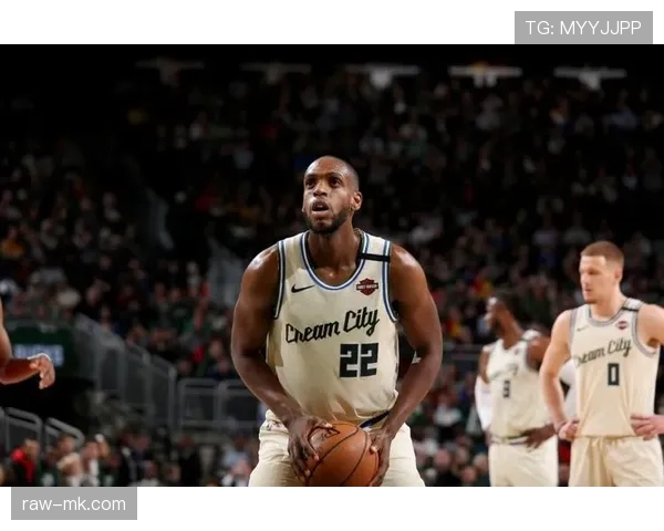 米德尔顿无球跑动制造空位，区别于字母哥内线主导