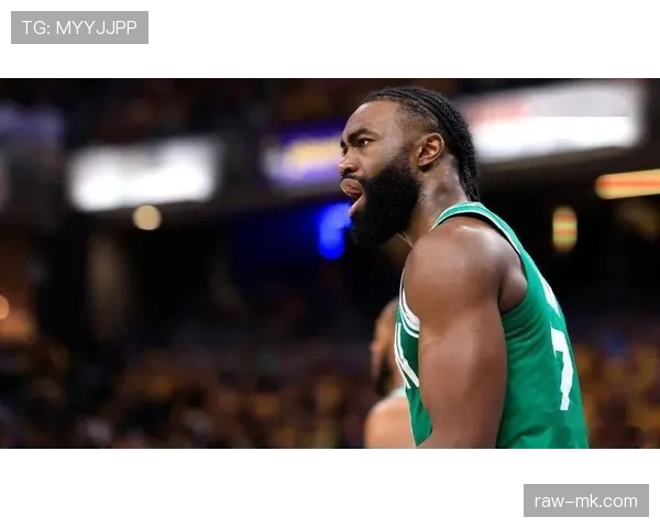 杰伦·布朗利用挡拆创造多次得分机会，有效拉开球队进攻空间