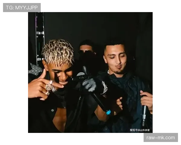 小罗退役后还在夜店蹦迪，这状态谁信他快45了？