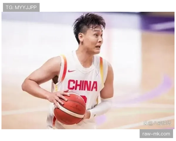 赵睿背个看着比我房租还贵的包去菜市场，阿姨们边挑菜边嘀咕价钱